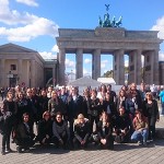 Gruppenfoto vor dem Brandenburger Tor in Berlin