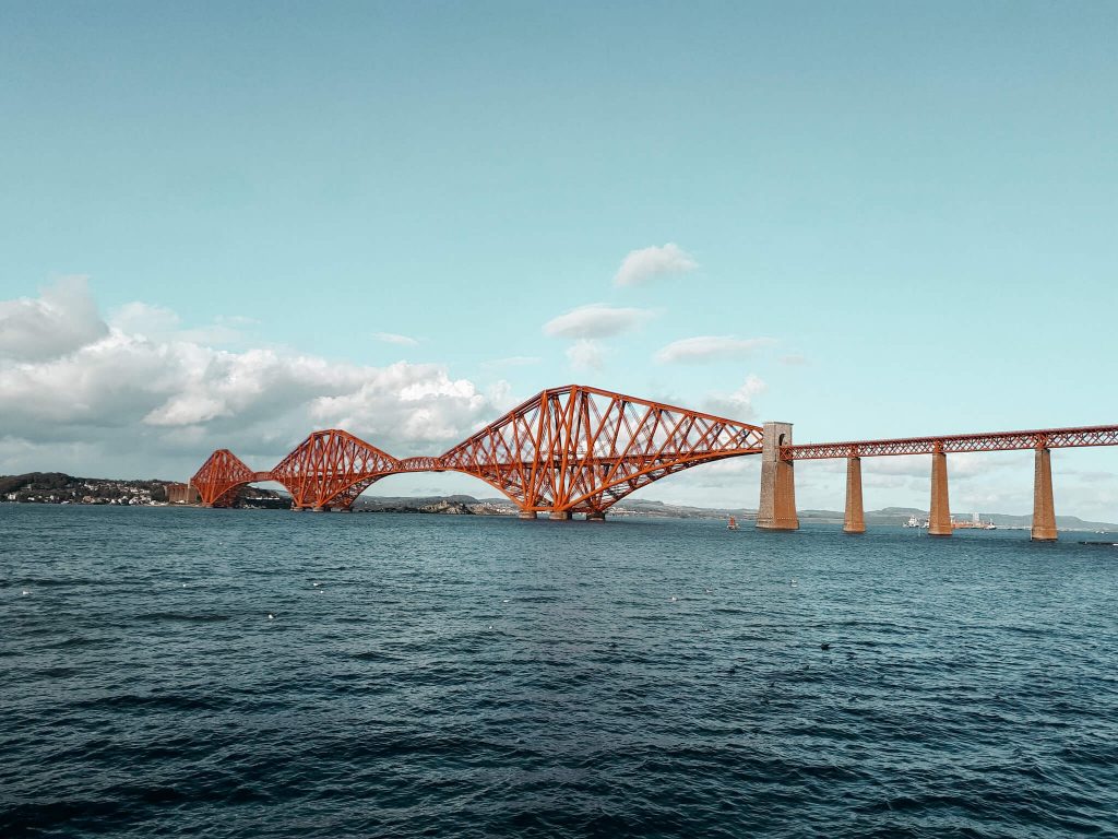 Rote Brücke über dem Wasser. Auslandsemester Edinburgh
