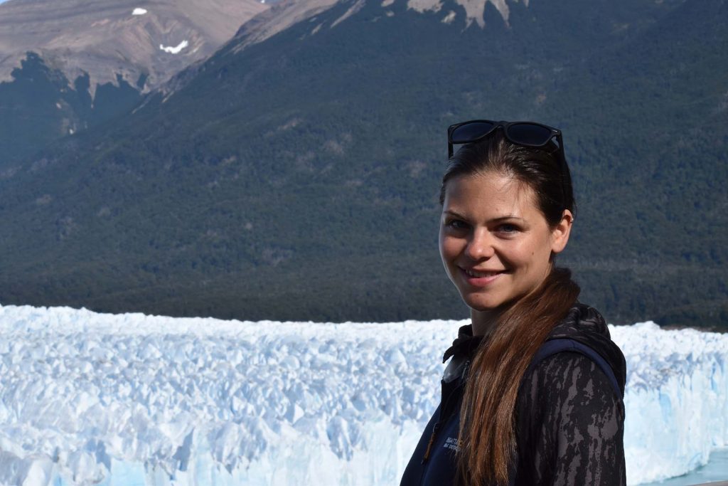 Nicole Reis vor dem Perito Moreno Gletscher.