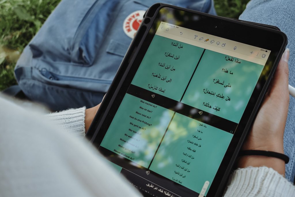 Studentin lernt Arabisch auf dem Tablet mit Tandem-Partner