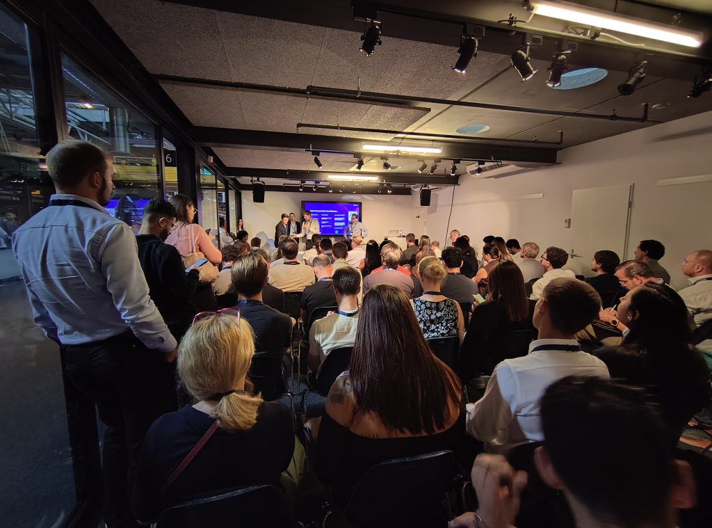 Konferenzraum mit Publikum