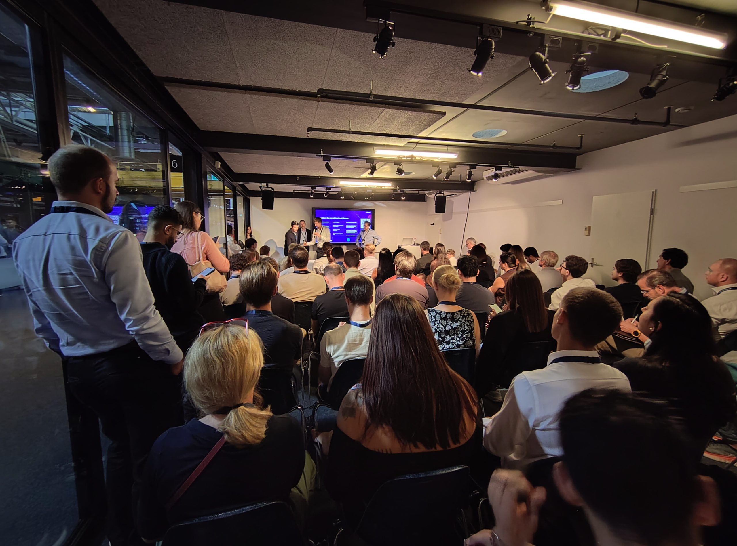 Konferenzraum mit Publikum