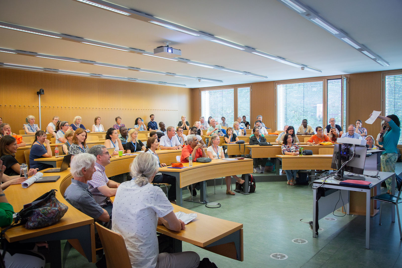 Konferenzteilnehmende aus der ganzen Welt sitzen in einem Vorlesungssaal der ZHAW.