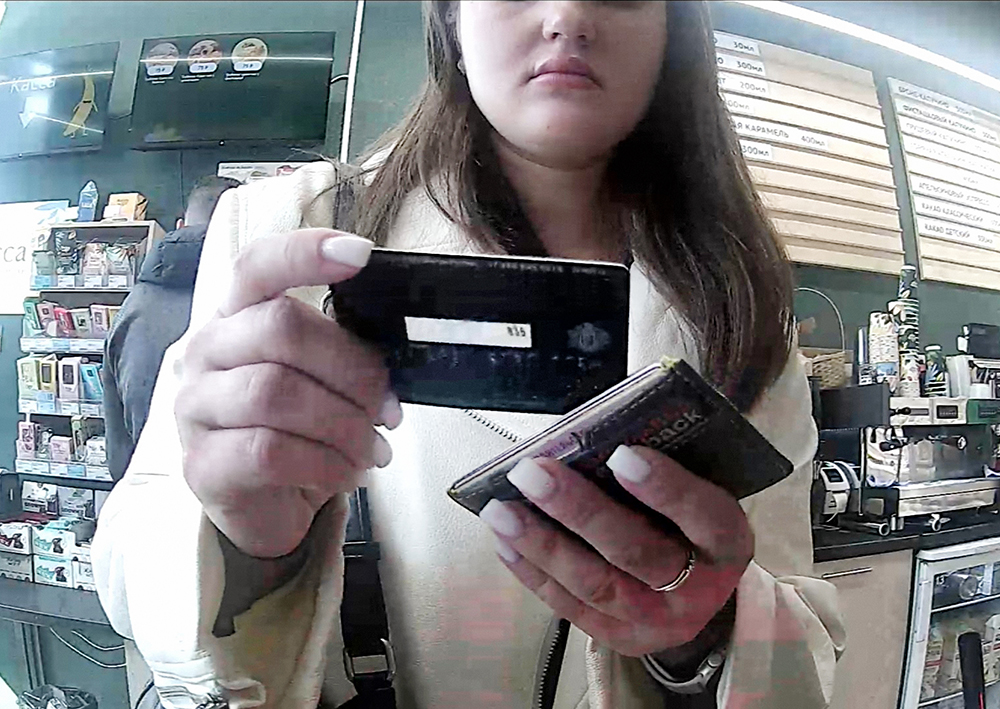 Webcam-Foto einer Frau, die mit ihrer Kreditkarte zahlt. Quelle: Watching the World