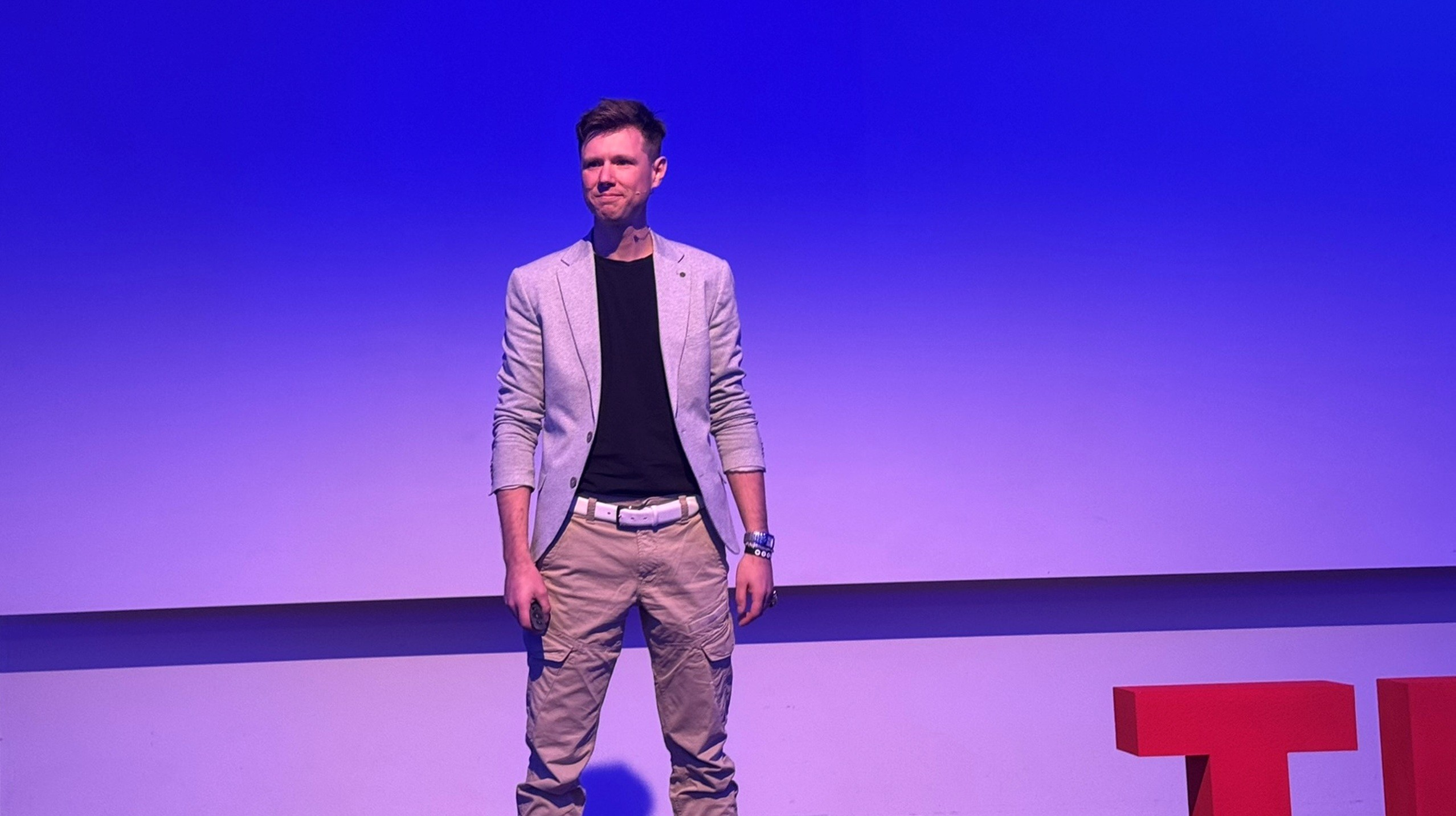 Photo of professor Thilo Stadelmann on the stage.