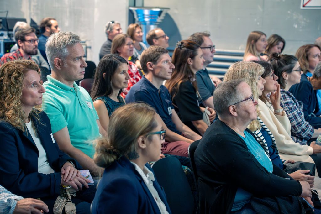Foto der Besucher:innen im Saal.