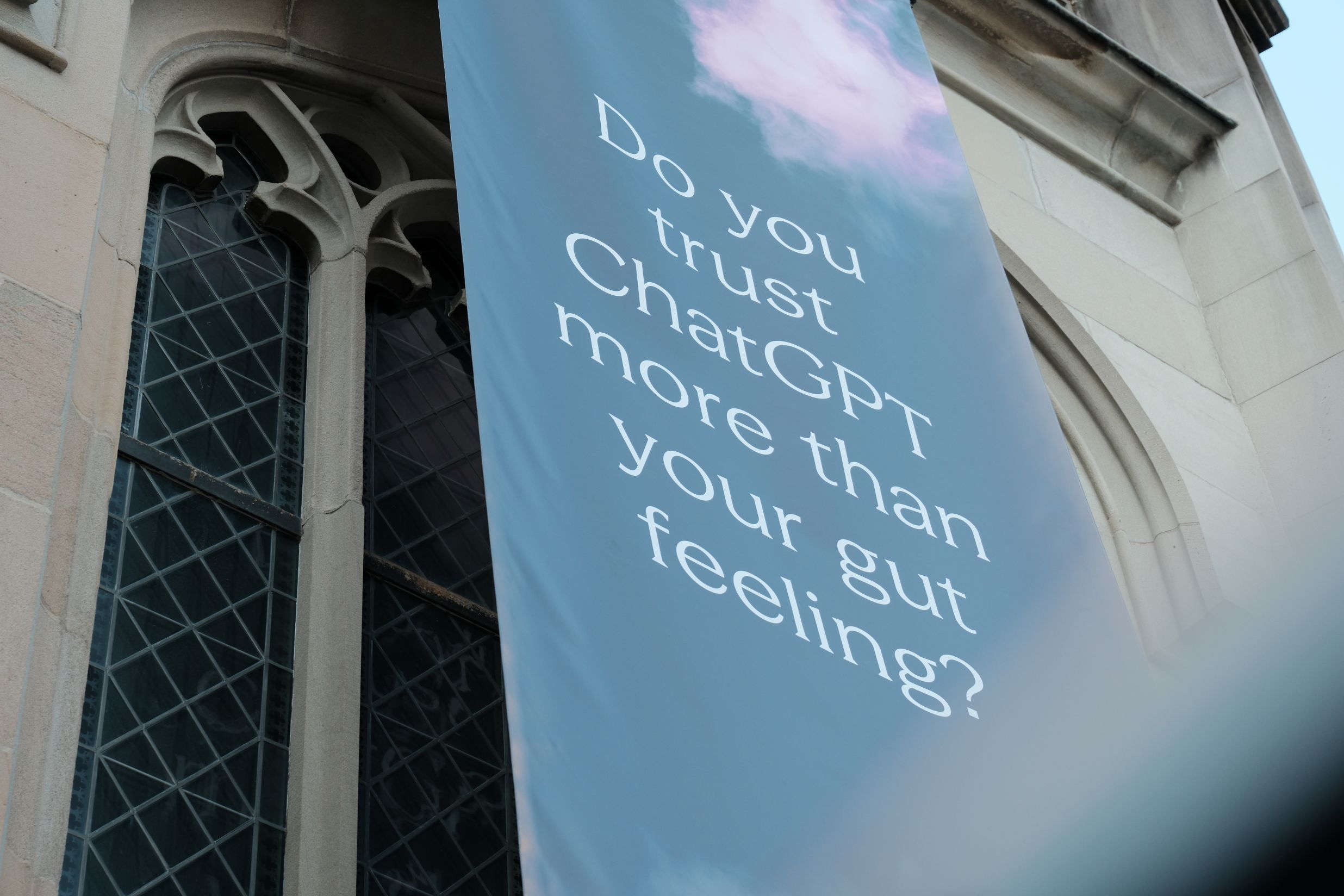 Fahne mit folgendem Text: "Do you trust ChatGPT more than your gut feeling?"