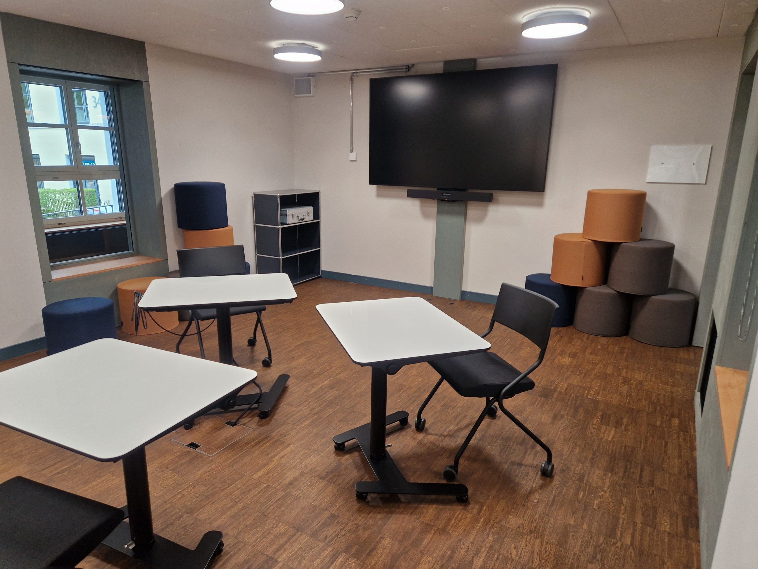 Der Kreativraum ist für Workshops, Gruppenarbeiten und kreative Methoden konzipiert. Die flexible Einrichtung lässt sich an unterschiedliche Bedürfnisse anpassen