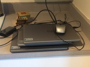 Laptops mit Kabelgewirr