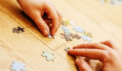 Puzzle-Teile suchen (Quelle: Fotolia)