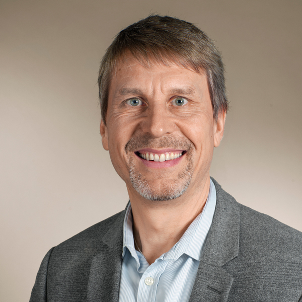 Auf dem Bild wird ein Porträt von Christoph Hoffmann, Coach, Berater und Dozent vom IAP, ZHAW gezeigt.