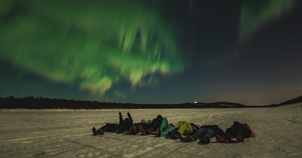 Angelika Tanner mit Freunden beim Beobachten der Polarlichter.