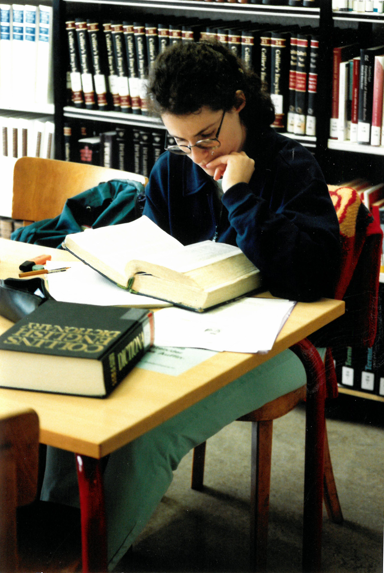 Studentin in der Bibliothek am Lernen