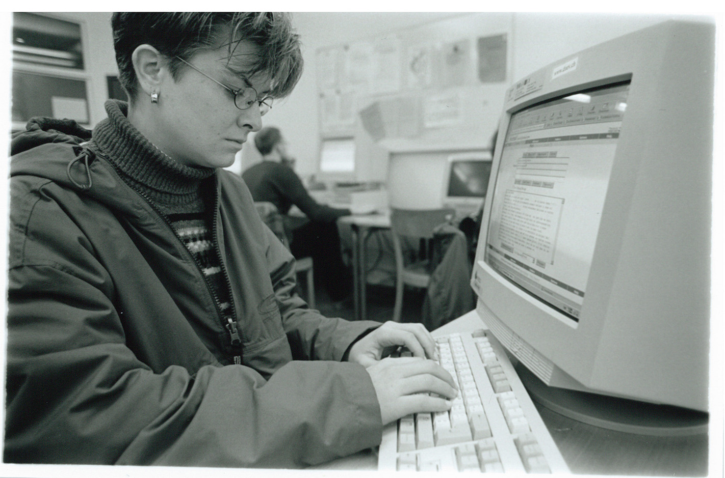 Junge Frau am Computer Studentin 90er Jahre