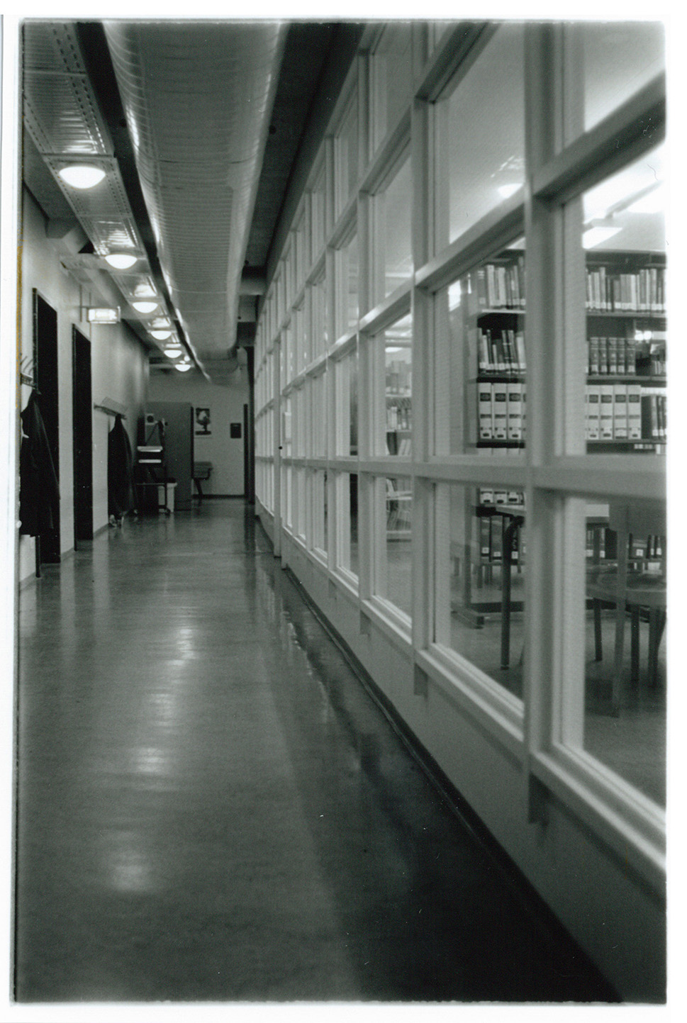 Flur und Bibliothek Innenaufnahme vom Gebäude 90er Jahre
