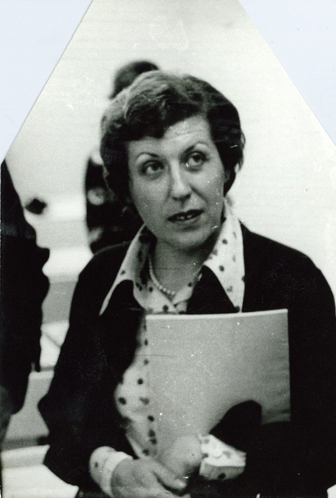 Portrait 1975 Dame mit Heft