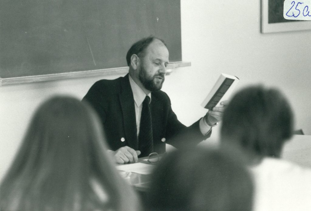 Tag der offenen Tür 1983 Klassenraum Lehrer liest aus Buch vor
