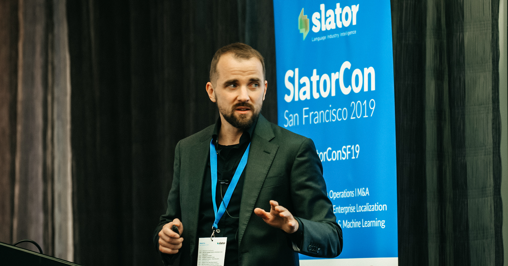 Florian Faes an der SlatorConf in San Francisco beim Vortragen Branche Sprachindustrie