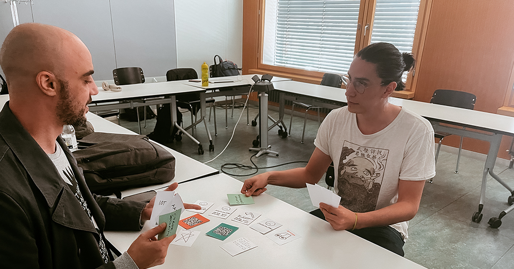 Serious Game. Industrie 4.0 spielerisch erklärt. Studierende des BA Angewandte Sprachen im Klassenzimmer am Kartenspielen.