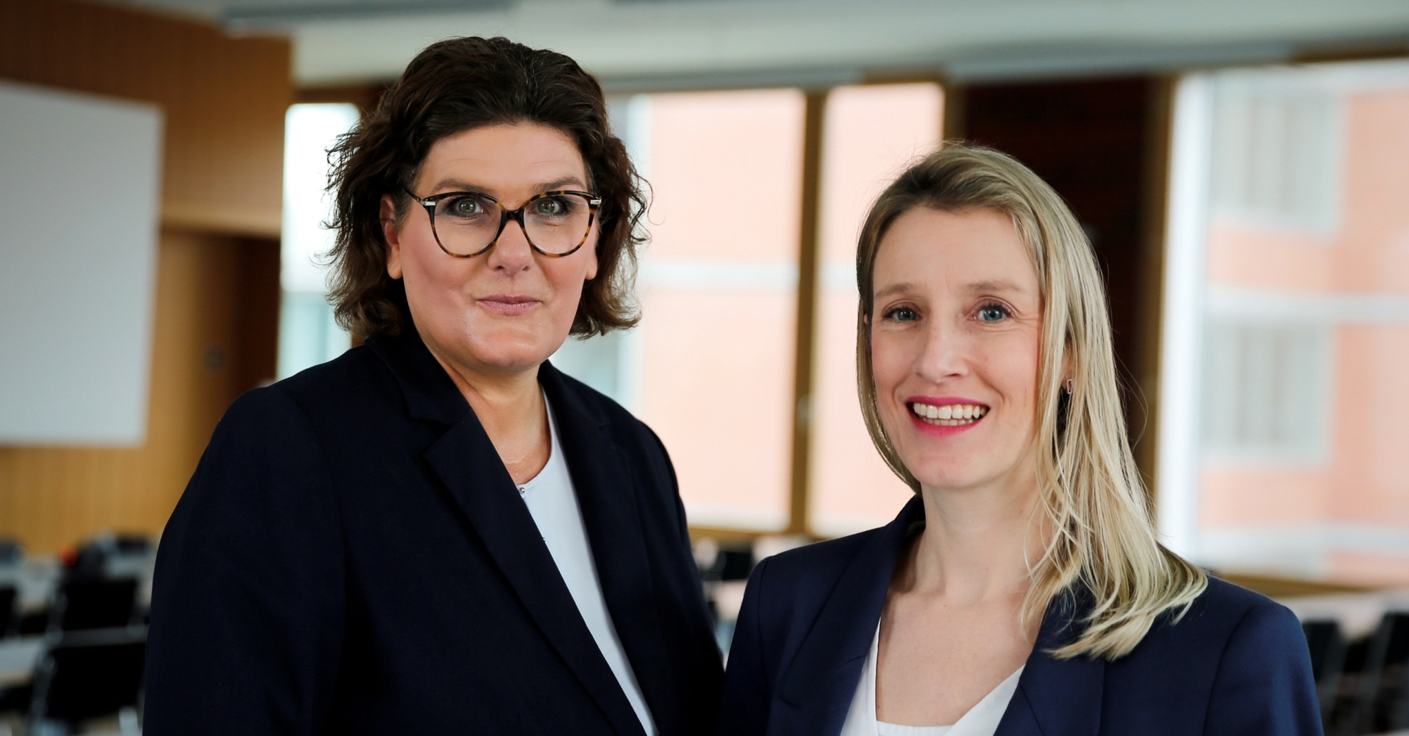 Annette Pfizenmayer und Katharina Krämer sind die CO-Studienleiterinnen des CAS Corporate Communications der ZHAW.