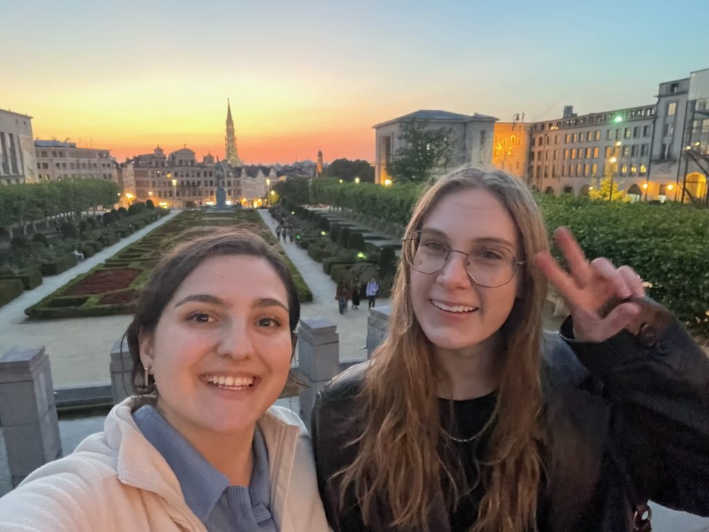 Zumera und Deborah, Studentinnen im BA Sprachliche Integration, während ihres Auslandsemesters in Brüssel