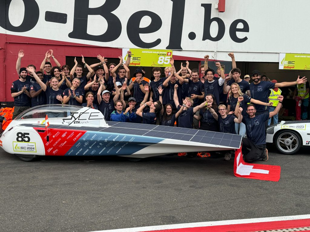 Das ganze aCentauri Team feiert zusammen am ETH Solar Race in Belgien