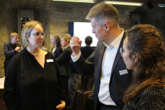 3  Maren Runte im Gespräch mit einem Vertreter der Energiewirtschaft