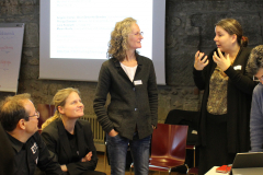 1  Alice Delorme erläutert Marianne Zünd (Bundesamt für Energie BFE) die Schweizer Energiediskurse; mit auf dem Bild Ann-Kathrin Faust (BFE, 3. v. l.).