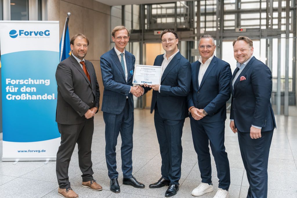 1: Prof. Dr. Michael Krupp, Till Blässinger, Dr. Florian Gasser, Ralf Linden, CEO Vobapay, Sponsor, Ole Behrens-Carlsson, CGO Nortal, Sponsor (v.l.n.r.)
Foto: © ForveG – Kamil Janus