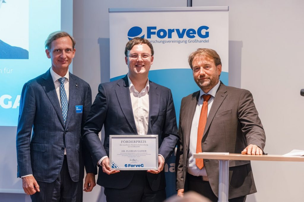 Till Blässinger (Präsident der Forschungsgemeinschaft Grosshandel), Preisträger Dr. Florian Gasser & Prof. Dr. Michael Krupp ( Technische Universität Augsburg) (v.l.n.r.)
Foto: © ForveG – Kamil Janus