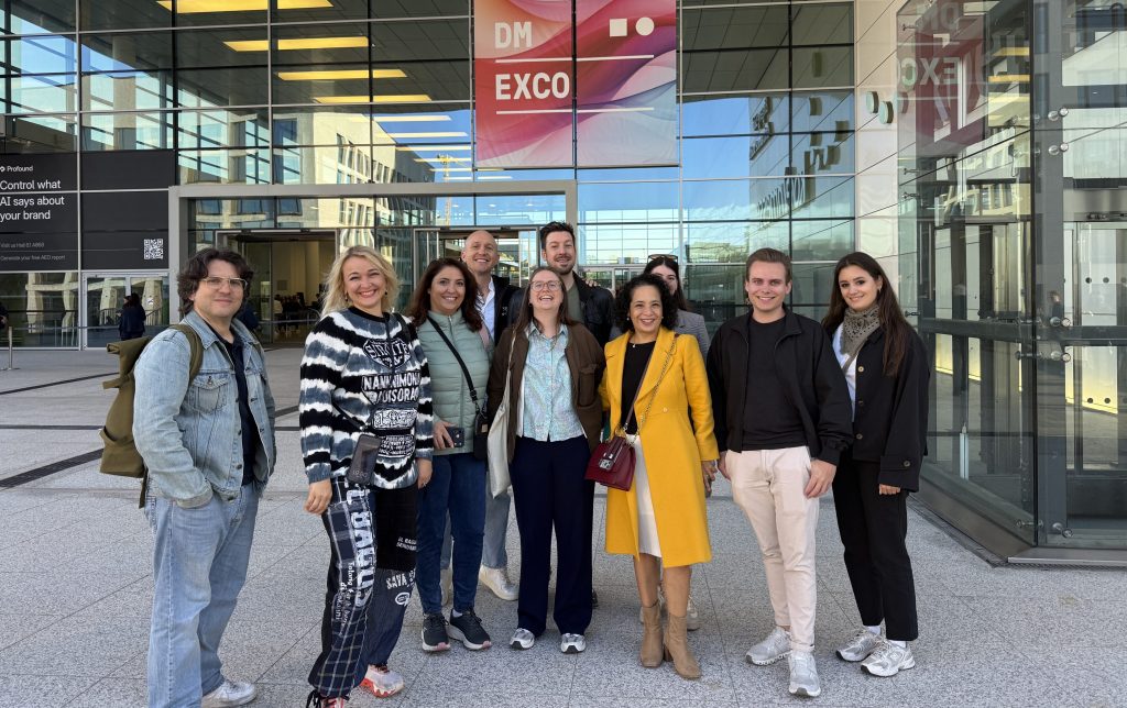 Gruppenfoto: Teilnehmende des CAS Digital Marketing der ZHAW mit Dozent David Kübler an der DMEXCO 2026 in Köln.