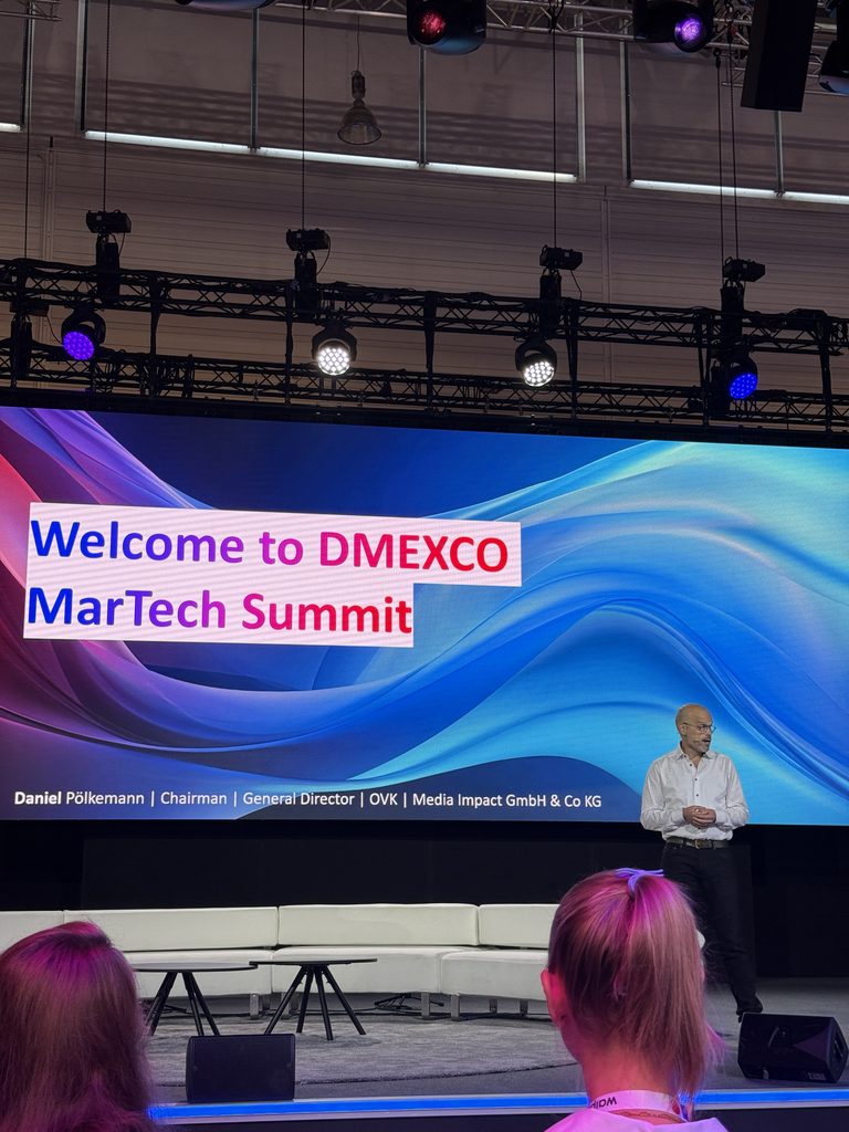 Leinwand mit DMEXCO-Programm in der Messehalle.