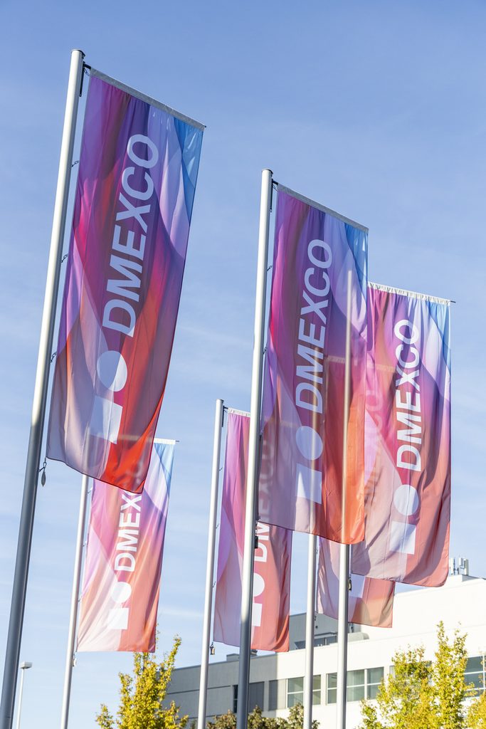 Fahnen mit DMEXCO-Logo vor dem Messegelände in Köln.