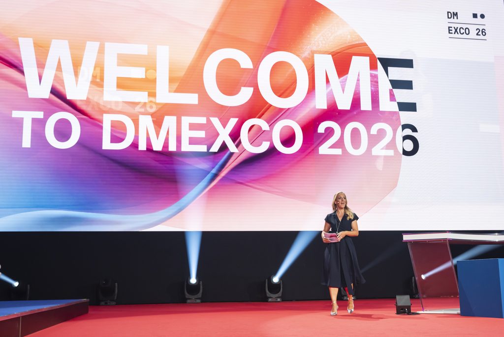 Moderatorin auf der Bühne der DMEXCO 2026 in Köln bei der Begrüssung des Publikums