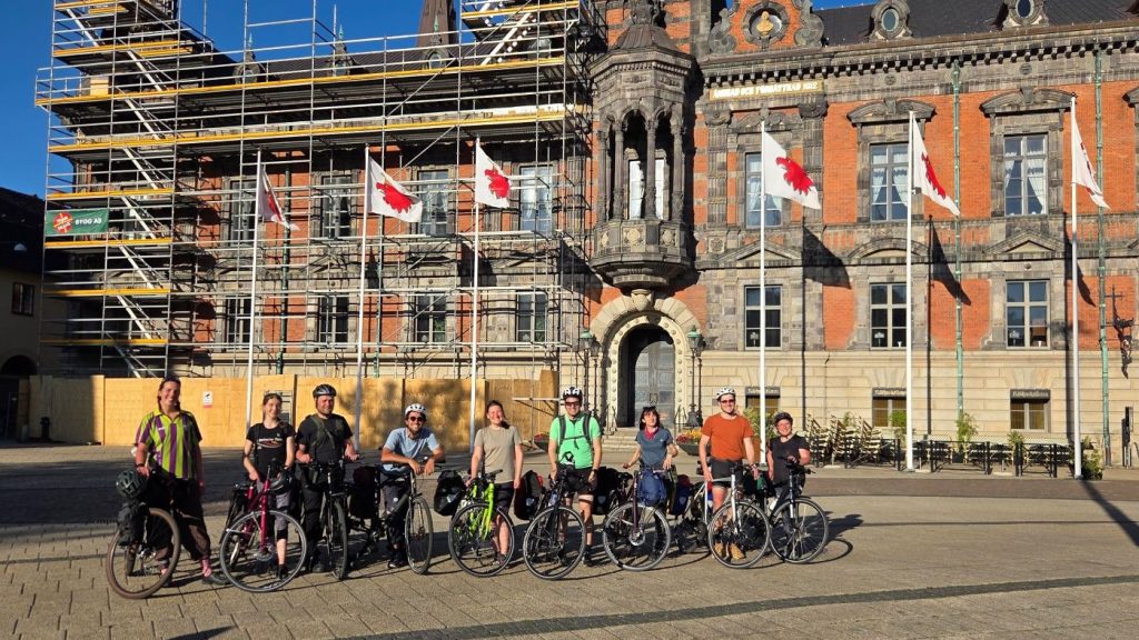 Gruppenfoto der internationalen Teilnehmenden des Green Future Ride in Malmö. Die Gruppe aus Studierenden, Forschenden und Berufseinsteigenden steht nach der gemeinsamen Veloetappe zusammen und repräsentiert eine Route, auf der grüne Infrastruktur wie Parks, Baumalleen und Regenwassersysteme als vernetztes Stadtgefüge erlebt wurden.