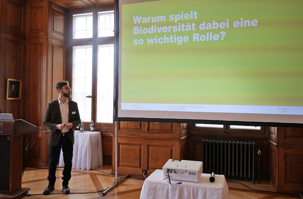 Noah Mulheim arbeitet als Projektleiter Stadtgrün/Naturberatung bei Grün Stadt Zürich. Er hält eine Präsentation zum Thema: Warum spielt Biodiversität dabei eine so wichtige Rolle?