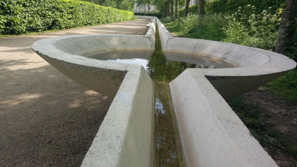 Im Enghaveparken schützt eine Hochwassermauer den Park vor Starkregen. Sie ist Teil eines Schwammstadtsystems, das Regenwasser speichert und langsam abgibt. So werden umliegende Quartiere vor Überflutung bewahrt.