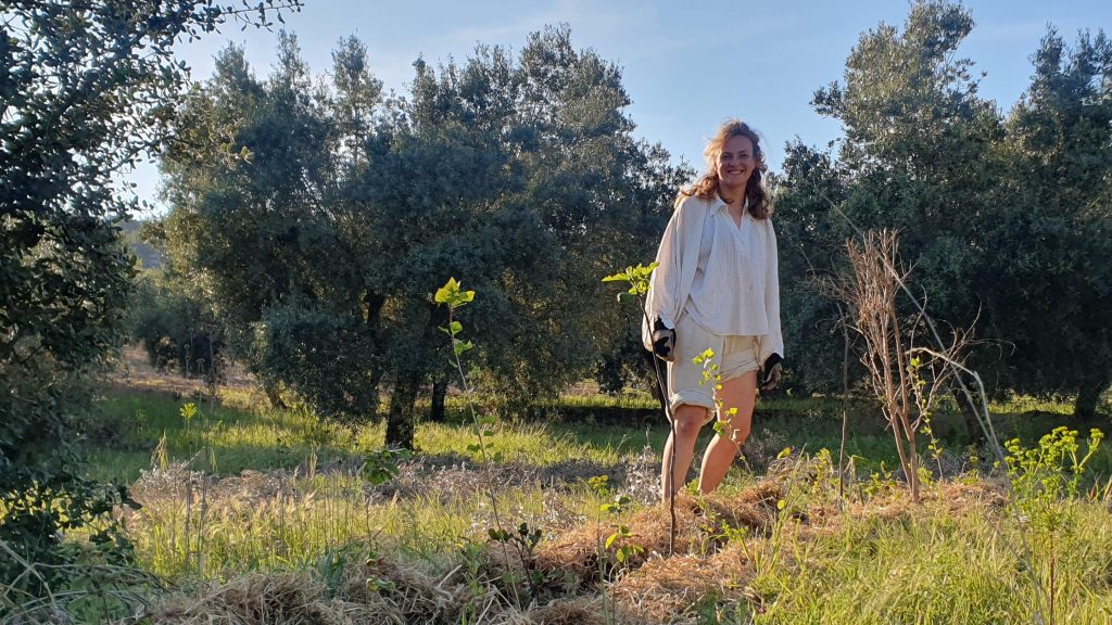 Laura Vetter in einer Agroforstanlage in Katalonien, Spanien. Sie forscht dort zu nachhaltigen Landwirtschaftssystemen.