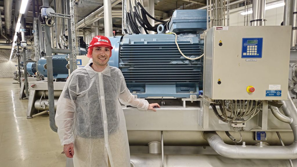 Gregor Mahrer bei der Analyse der Energieeffizienz einer Kältemaschine in einem Lebensmittelindustriebetrieb.