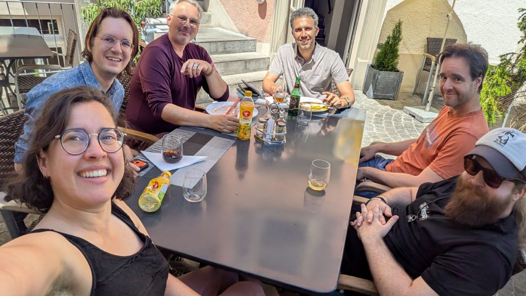 Forschungsgruppe Bodenökologie mit Gastwissenschaftler Pouya Mohammadi beim gemeinsamen Mittagessen während des Forschungsaufenthalts.