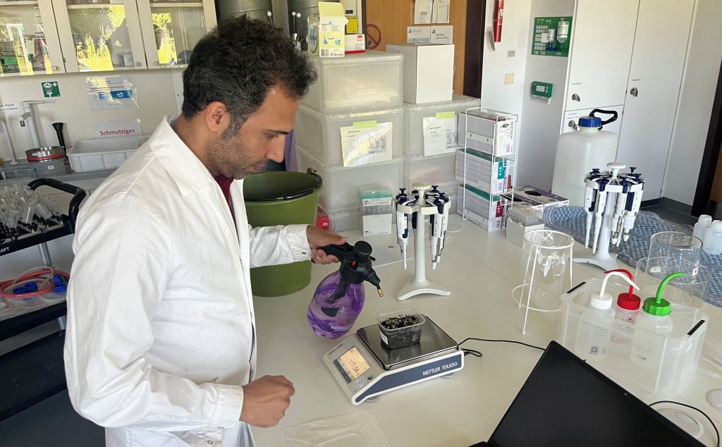 Gastwissenschaftler Pouya Mohammadi bereitet im Labor eine Pflanzenkohleprobe für weitere Analysen im Projekt WASTE4CHAR vor.
