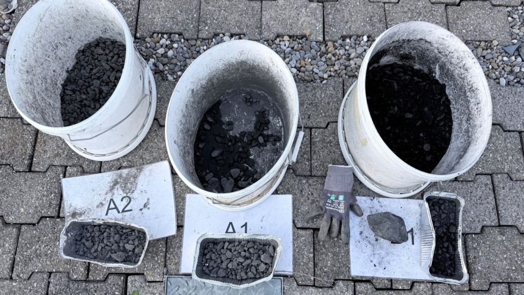 Drei Kessel mit unterschiedlich gekörnten Baumsubstraten: von grossen Steinen rechts bis zu kleineren Steinen links; grobe Körnungen werden im unteren, feinere im oberen Bereich eingesetzt.
