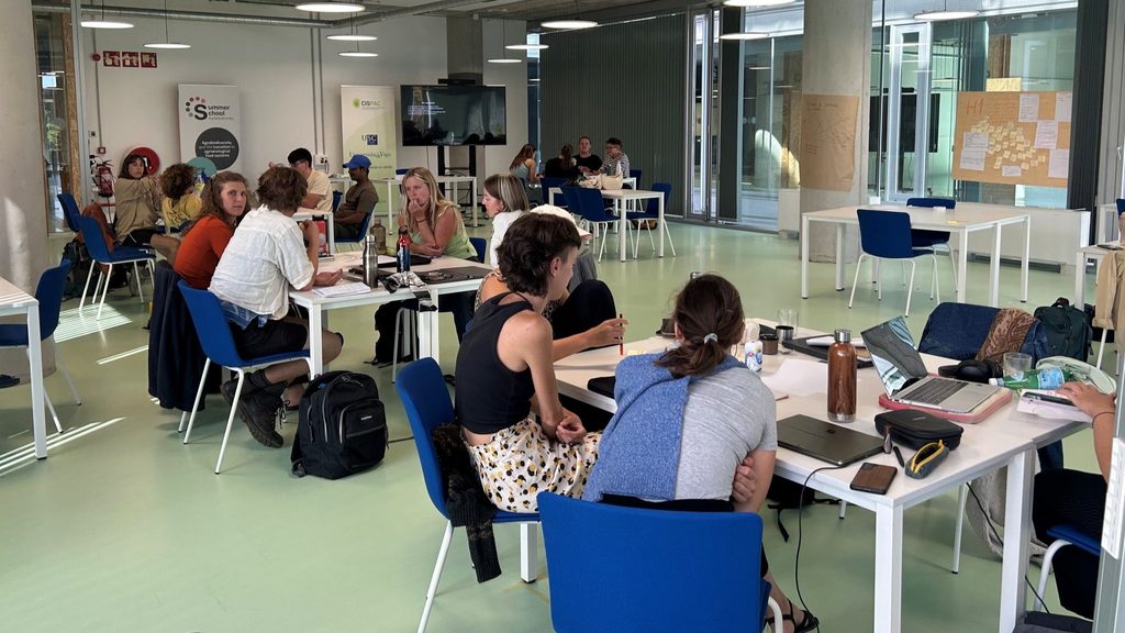 Teilnehmende der Agrobiodiversity Summer School 2026 diskutieren in Gruppen über Agrobiodiversität und den Wandel zu nachhaltigen Ernährungssystemen.