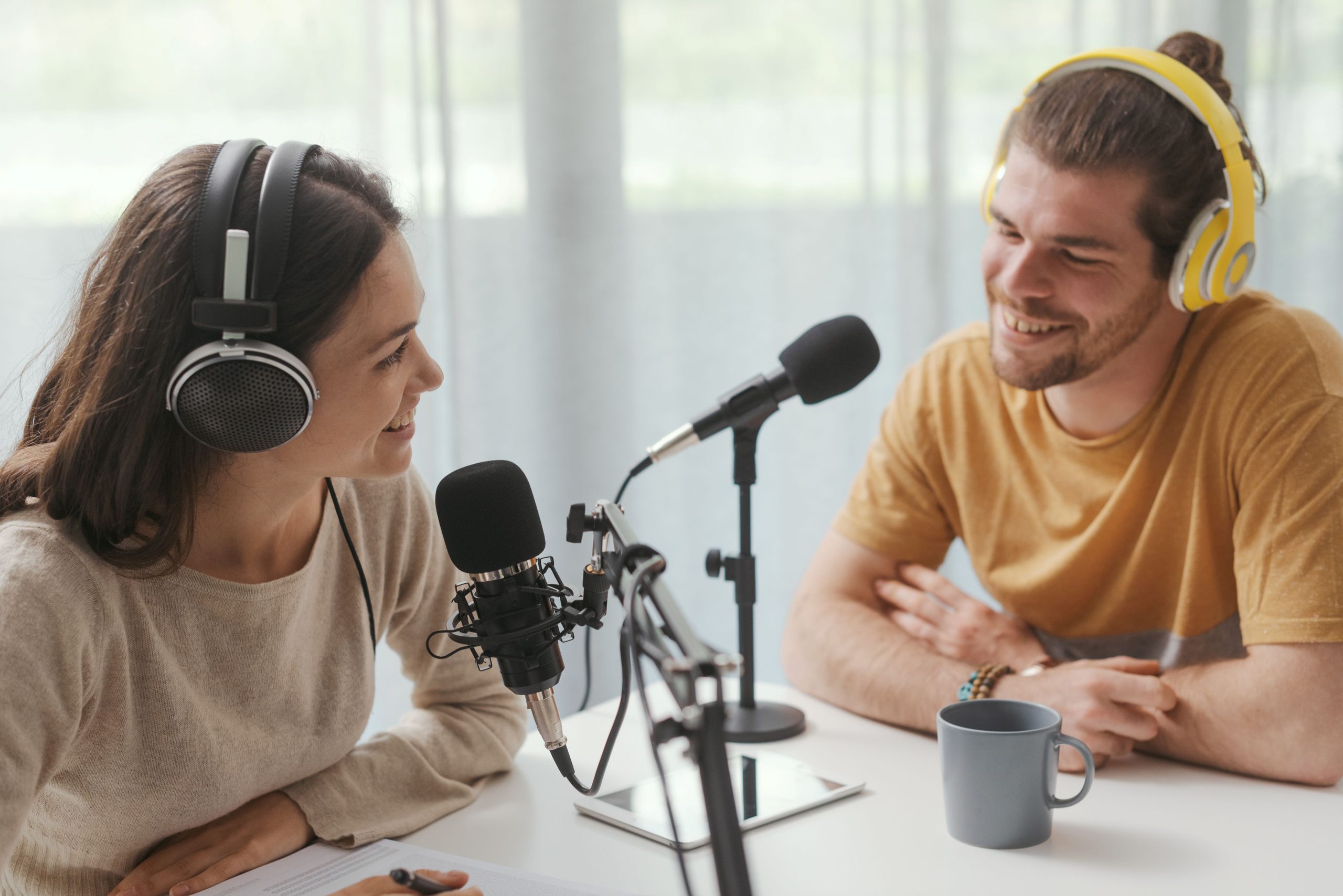 Studierende der ZHAW nehmen einen Podcast über urbane Biodiversität auf und diskutieren an Mikrofonen über Lebensräume für Mensch, Flora und Fauna.