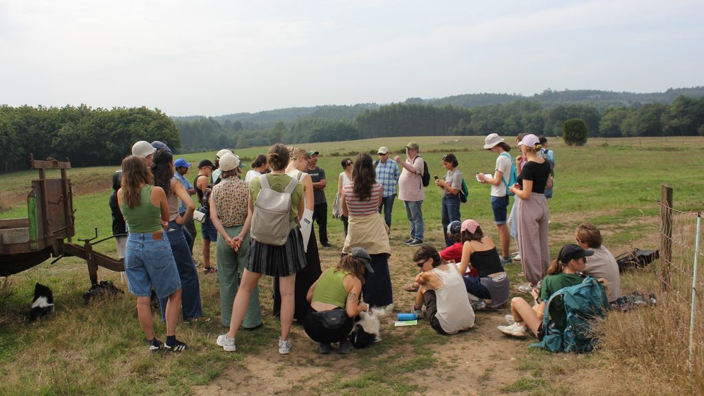Teilnehmende der Agrobiodiversity Summer School 2026 besuchen den vielfältig bewirtschafteten Biobetrieb Lousada in Galicien.
