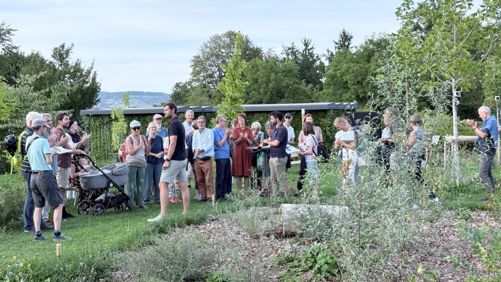 Besuchende erkunden den Klimagarten Wädenswil mit verschiedenen klimaangepassten Vegetationssystemen.