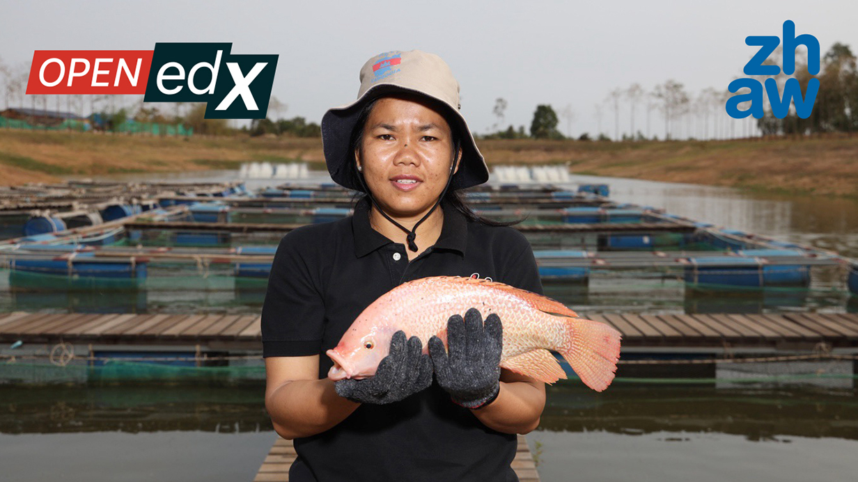 Theary hält einen selbst produzierten Roten Tilapia aus der Gehege-Aquakultur in den Händen.