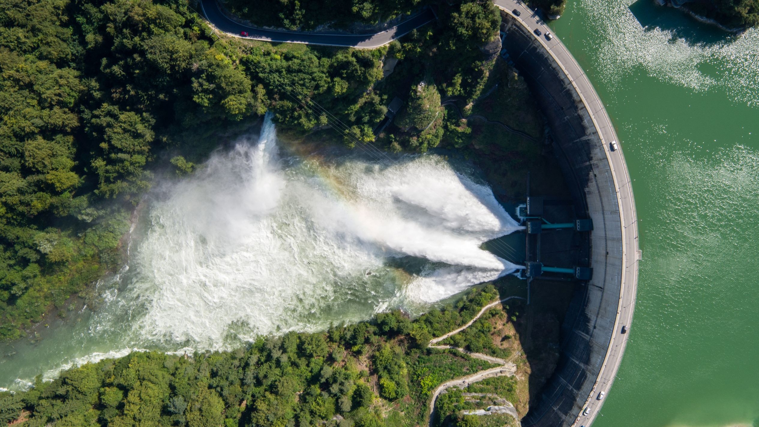 Drohnenaufnahme der Staumauer Rossens mit Hochwasser in der darunterliegenden Restwasserstrecke.