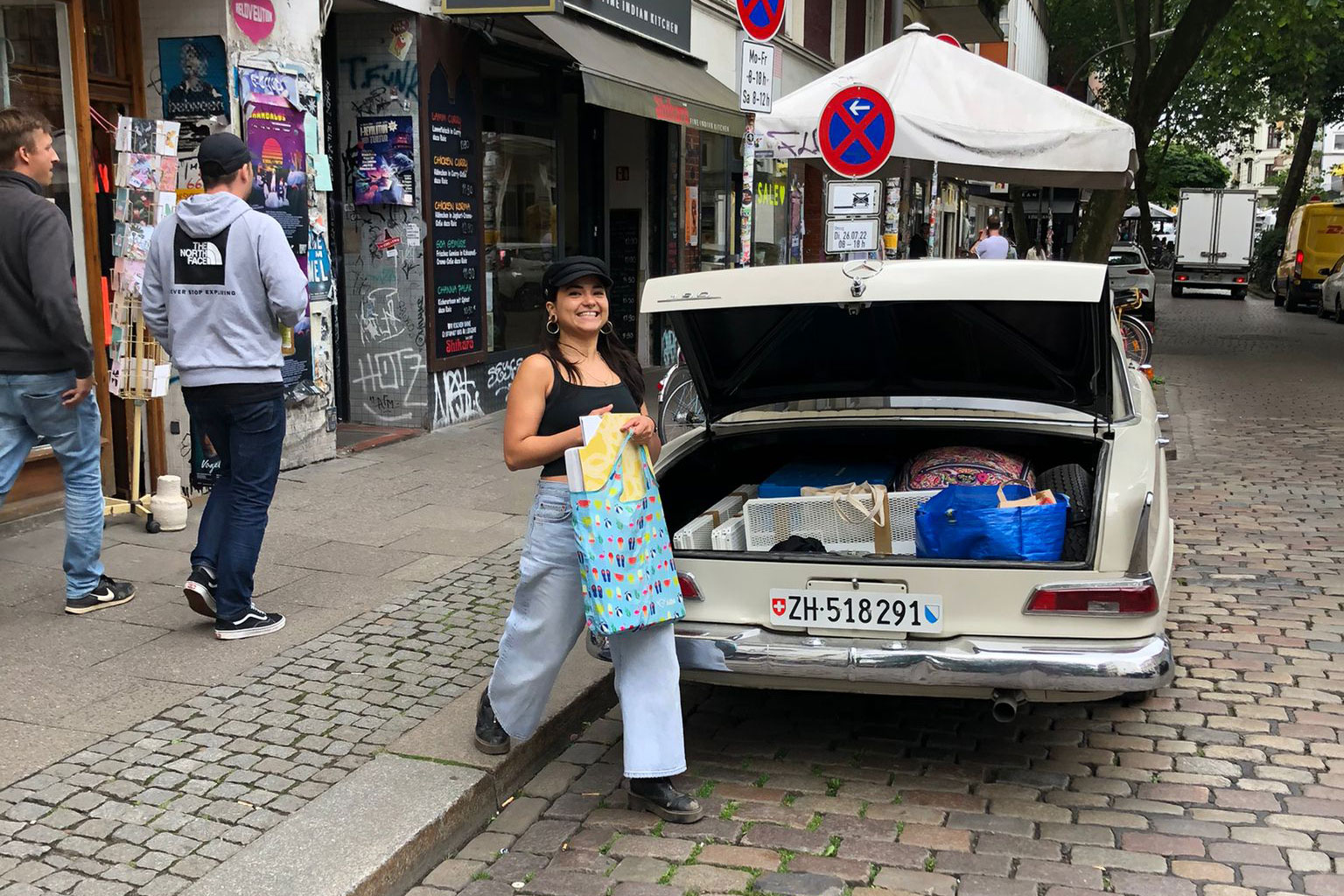 Melissa Nyffenegger beim Beladen des Autos mit Zürcher Nummernschild
