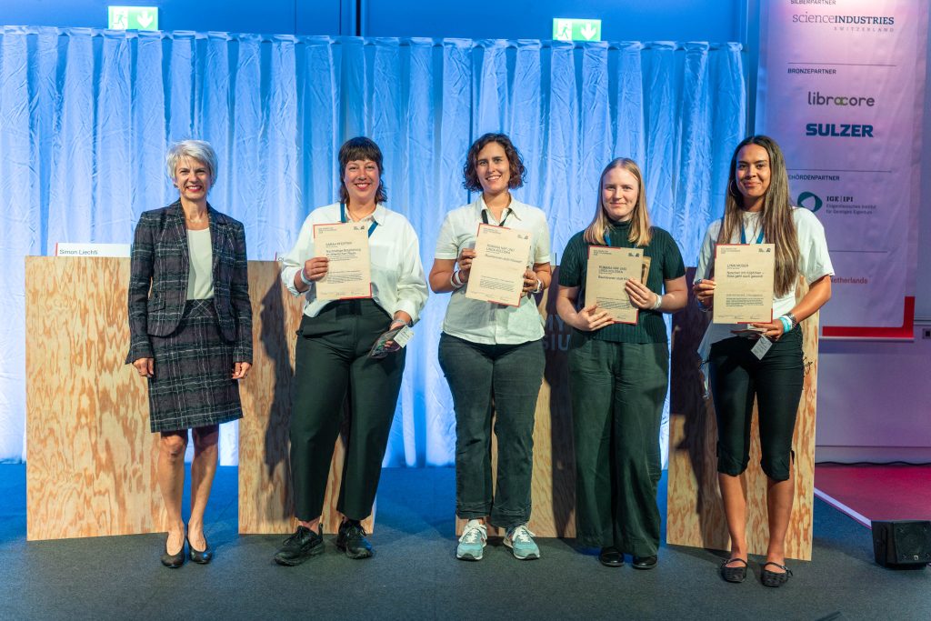 Preisträgerinnen des SDG-Awards 2026 mit Urkunden am SGES mit der ZHAW-Rektorin Regula Jöhl